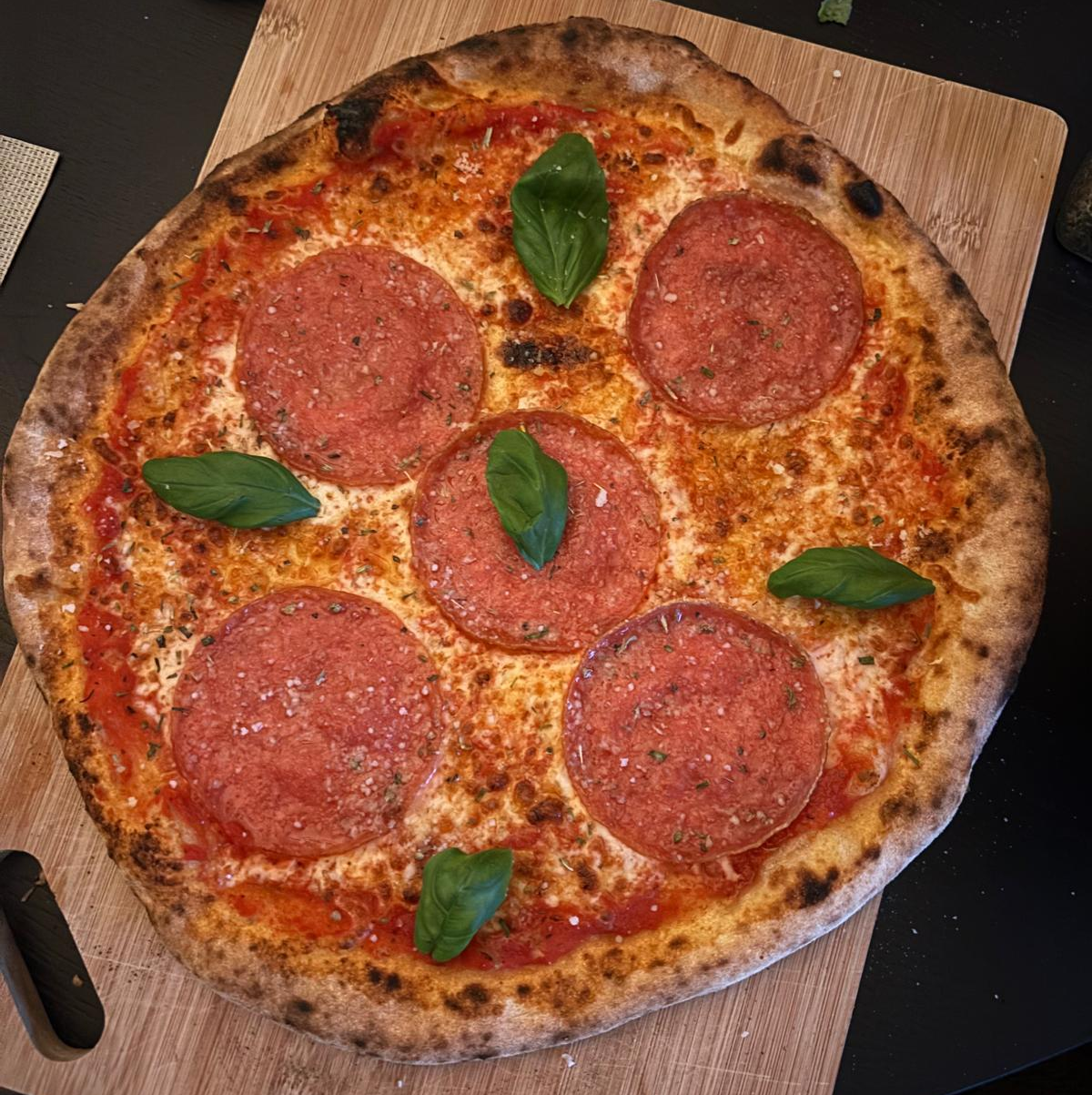 Salami pizza van Dough & Co